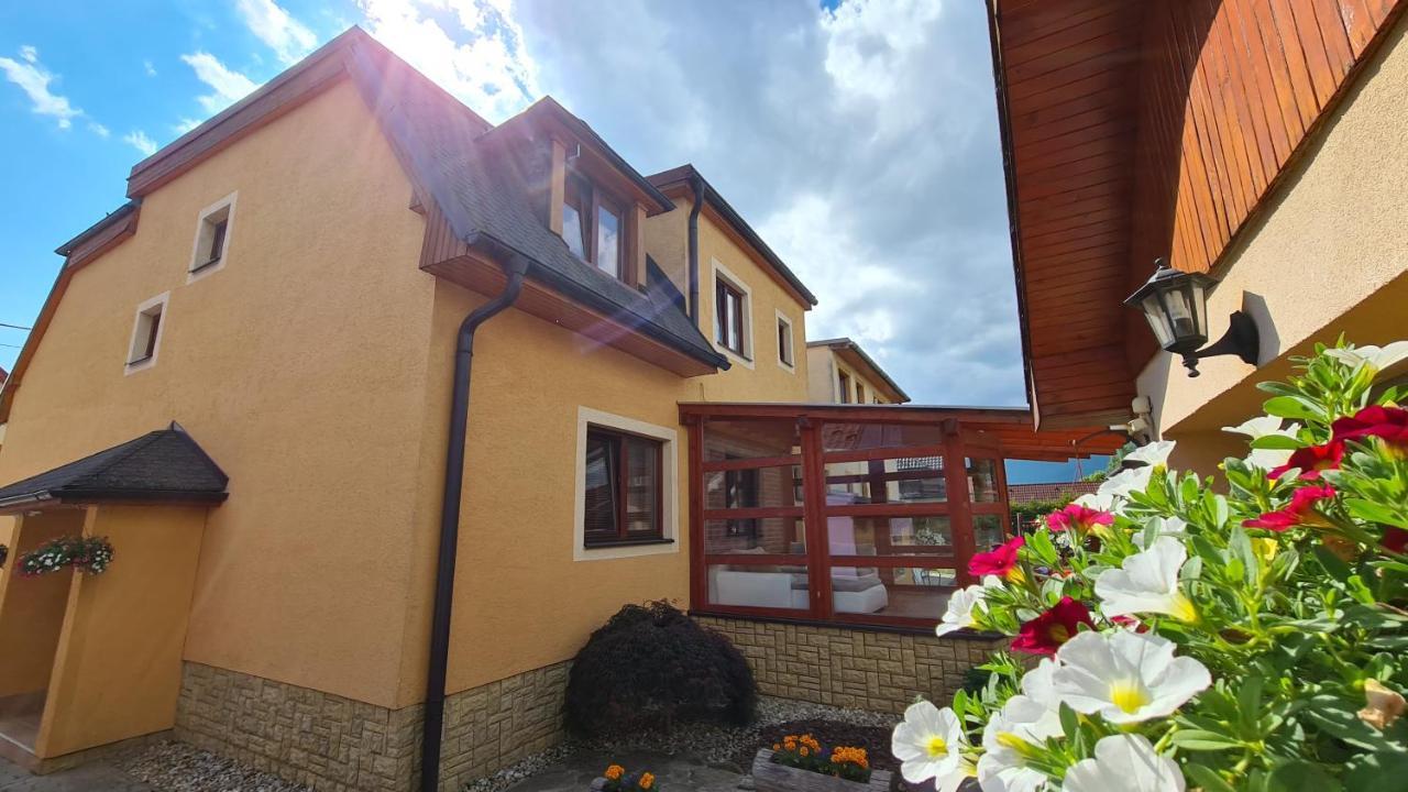 Rodinny Dom "Ako Doma" Veľký Slavkov Exteriör bild